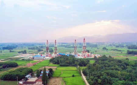 川西海相氣田一臺(tái)四鉆機(jī)平臺(tái)。劉淑石攝